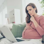زن باردار در حال کار با لپ تاپ