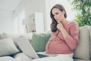 زن باردار در حال کار با لپ تاپ