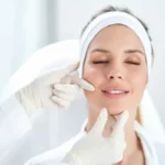 پزشک در حال معاینه پوست بیمار