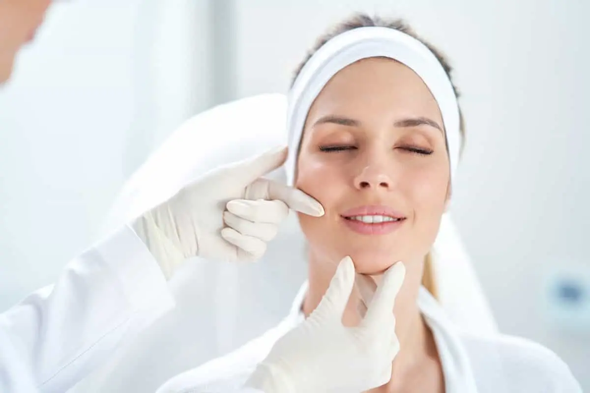 پزشک در حال معاینه پوست بیمار