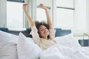 زن بیدار شده از خواب