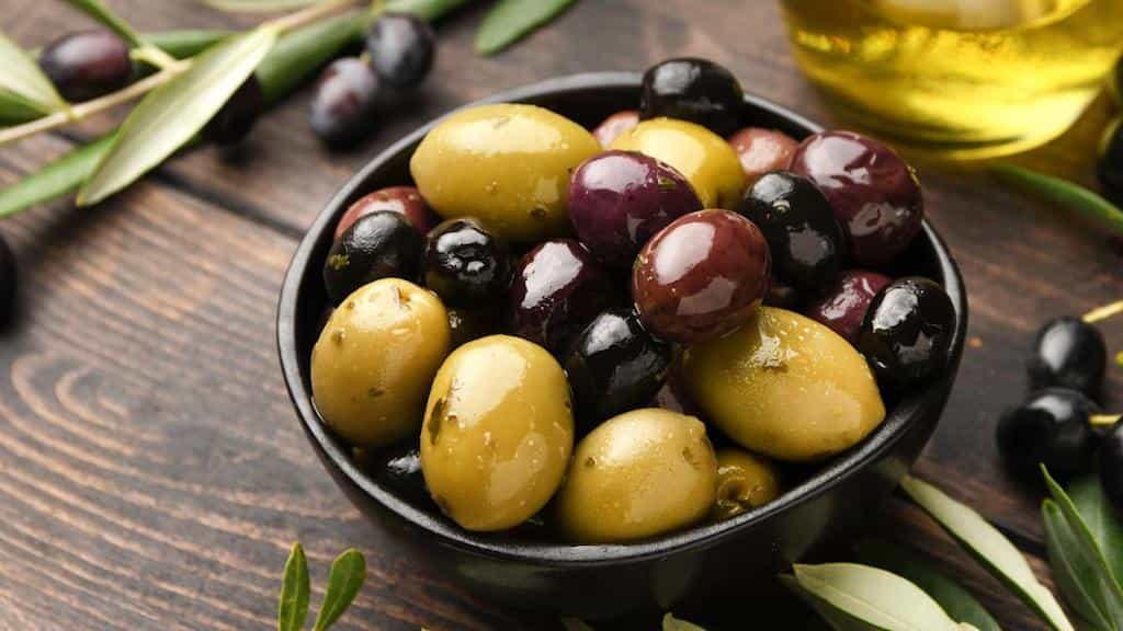 انواع زیتون در ظرف