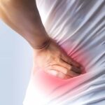 زن دستش را روی کمرش قرار داده