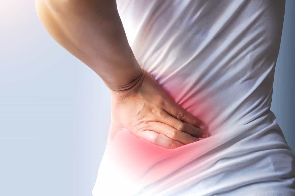 زن دستش را روی کمرش قرار داده