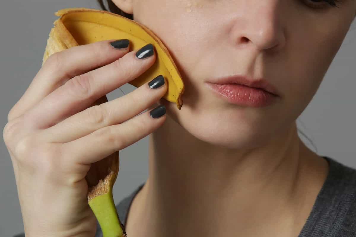 زن در حال مالیدن پوست موز به صورت