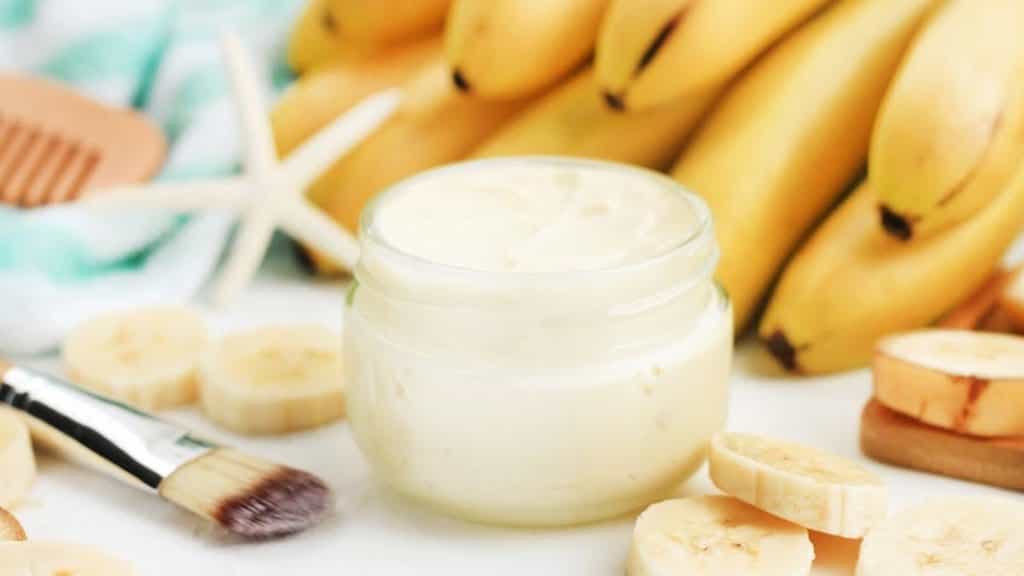 ماسک موز در یک ظرف شیشه ای