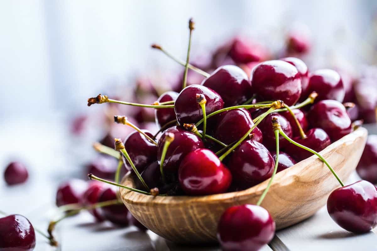 ظرف حاوی گیلاس