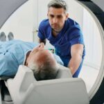 پزشک در حال گرفتن سی تی اسکن از بیمار