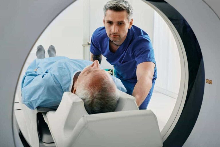 پزشک در حال گرفتن سی تی اسکن از بیمار