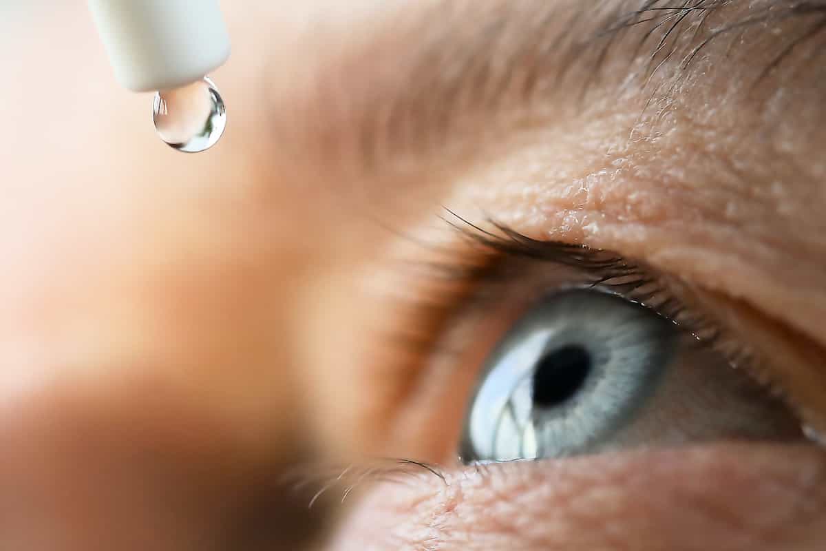 مرد در حال ریختن قطره در چشم