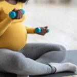 زن باردار در حال ورزش کردن با دمبل