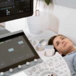 زن باردار در حال انجام سونوگرافی جنین