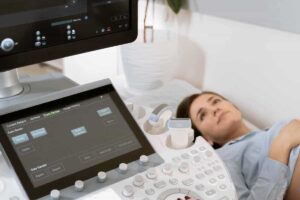 زن باردار در حال انجام سونوگرافی جنین