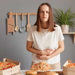 زن جوان دارای حالت تهوع