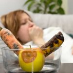 یک زن دچار مسمومیت غذایی و چند میوه فاسد شده