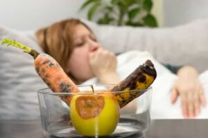 یک زن دچار مسمومیت غذایی و چند میوه فاسد شده