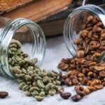 دو ظرف شیشه ای حاوی قهوه سبز و قهوه برشته