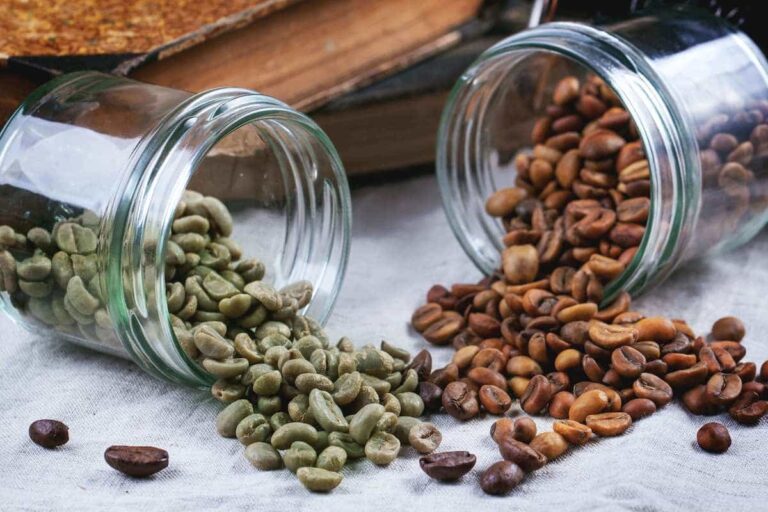 دو ظرف شیشه ای حاوی قهوه سبز و قهوه برشته