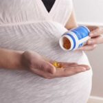 زن باردار در حال خوردن قرص مکمل