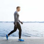 مرد در حال پیاده روی در ساحل