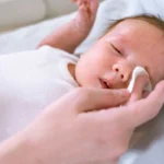 قی کردن چشم نوزاد