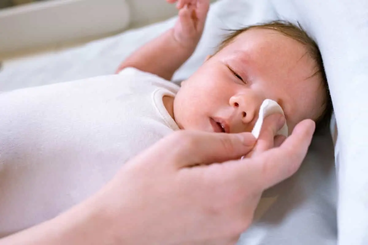 قی کردن چشم نوزاد