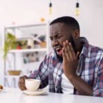 مرد دارای حساسیت دندان به سرما