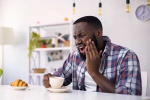 مرد دارای حساسیت دندان به سرما