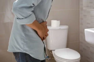 نگه داشتن ادرار چه عوارضی دارد؟ + خطرات پنهان