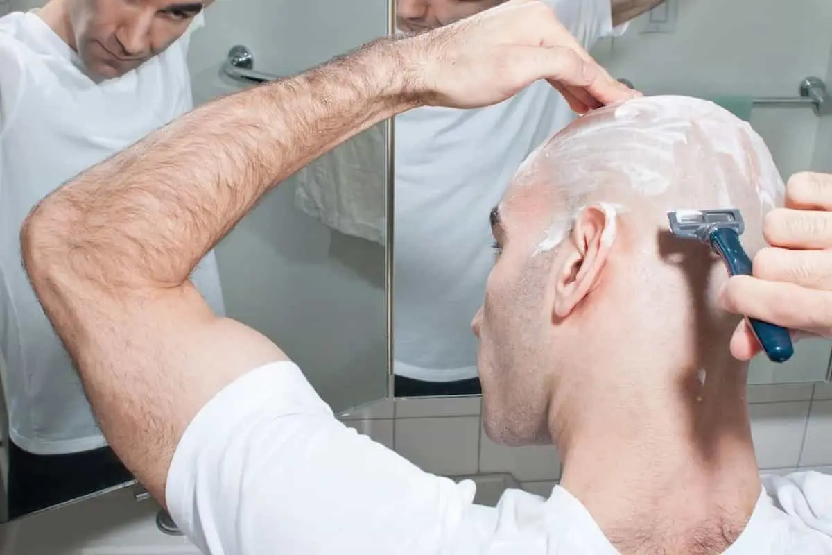 تراشیدن مو با تیغ