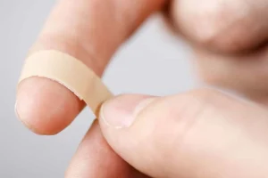 حساسیت به چسب زخم چیست و بهترین جایگزینهای آن چه هستند؟