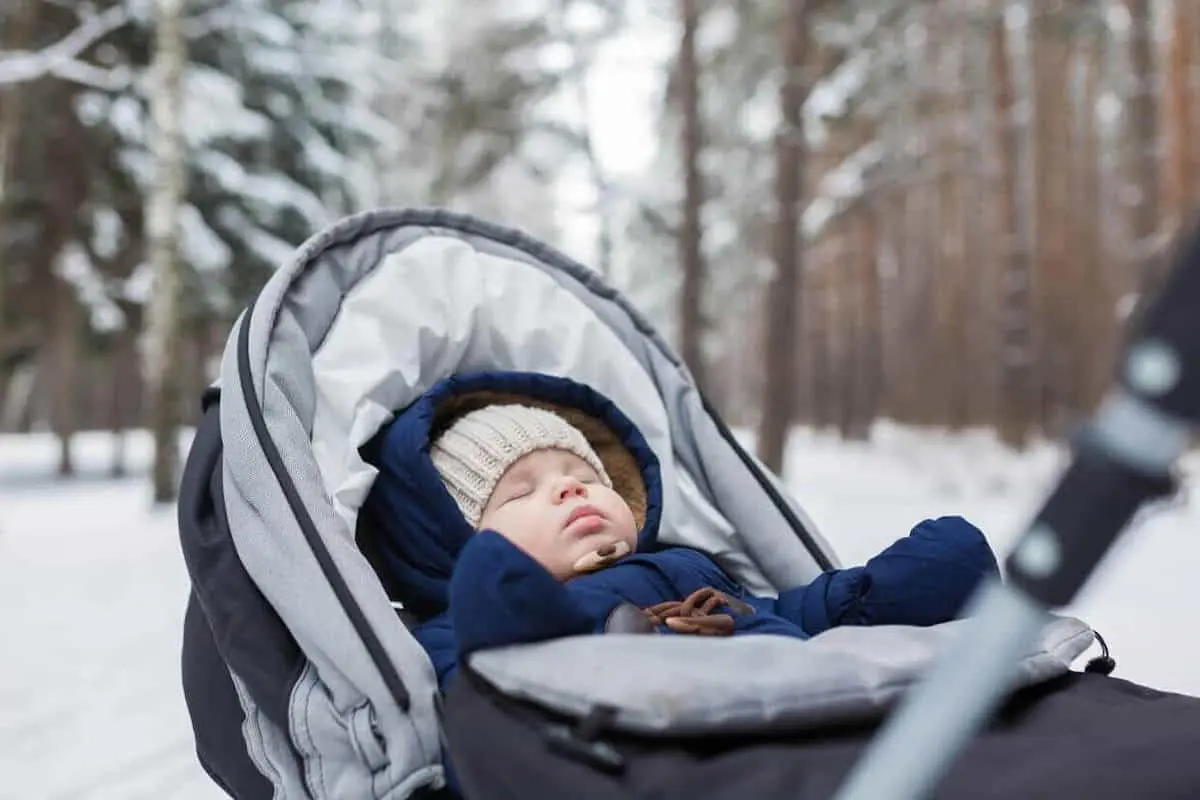 نکات ضروری برای بیرون بردن نوزاد در سرما