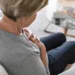 ترشحات سینه زنان نشانه چه هستند؟