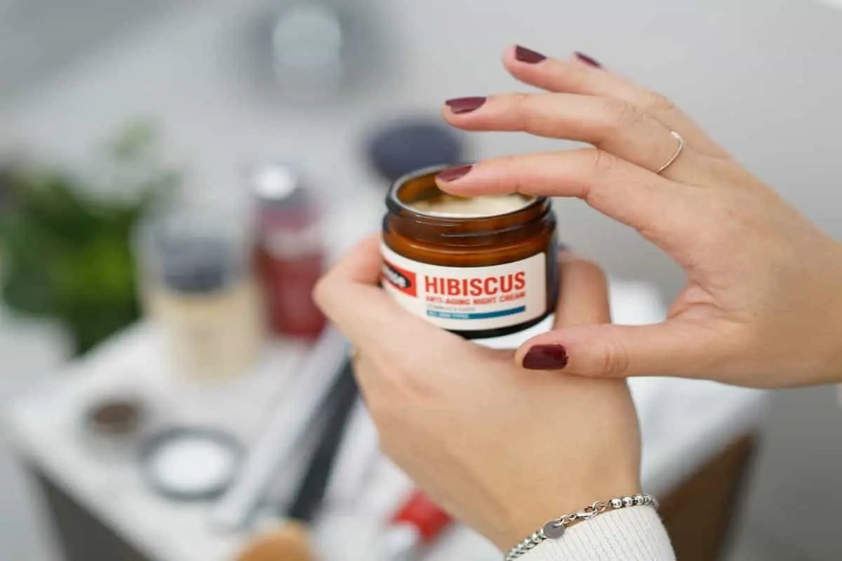 تفاوت کرم نرم کننده و مرطوب کننده چیست؟