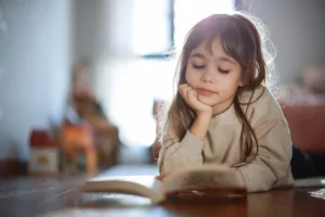 تشخیص دروغ گفتن کودک؛ چگونه بفهمیم فرزندمان دروغ می‌گوید؟