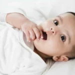 سرمه کشیدن برای نوزاد؛ عملی مفید یا مضر و خطرناک؟