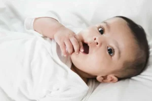 سرمه کشیدن برای نوزاد؛ عملی مفید یا مضر و خطرناک؟