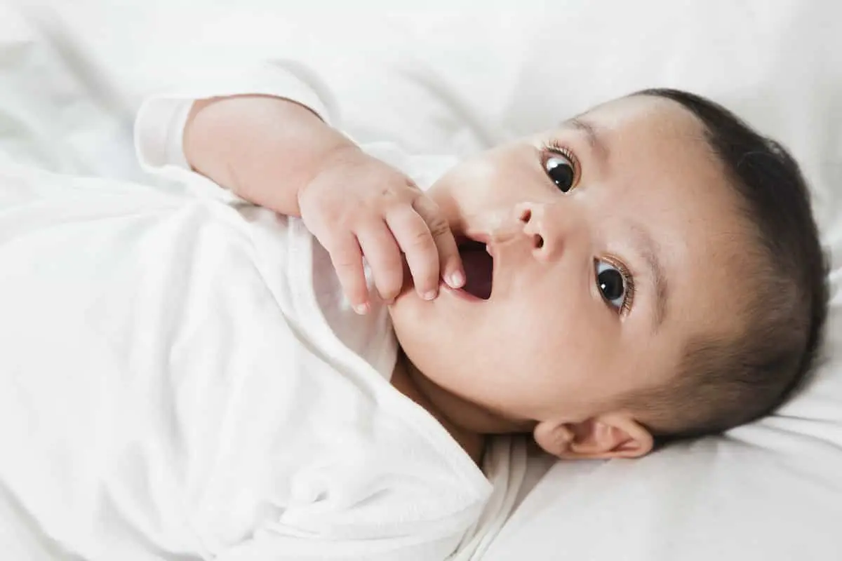 سرمه کشیدن برای نوزاد؛ عملی مفید یا مضر و خطرناک؟