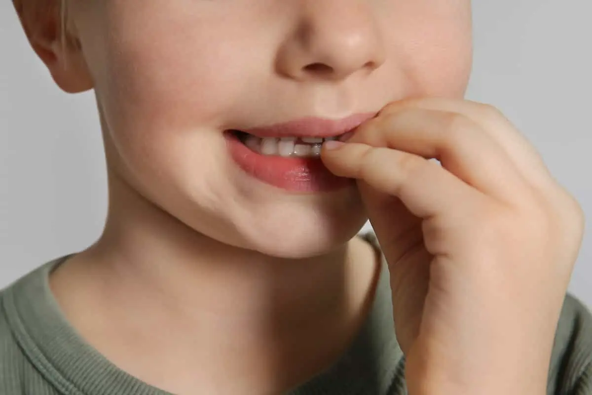 درمان جویدن ناخن در کودکان | راهنمای ترک این عادت