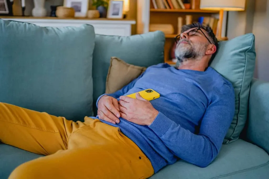 ظهر بخوابیم یا نه؟ + مزایا و معایب خواب نیمروزی