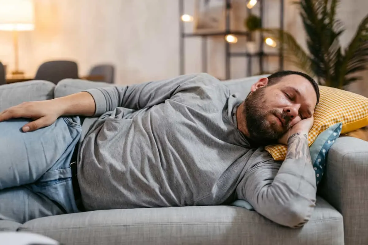 ظهر بخوابیم یا نه؟ + مزایا و معایب خواب نیمروزی