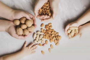 از چه سنی میتوانیم به کودک آجیل بدهیم؟