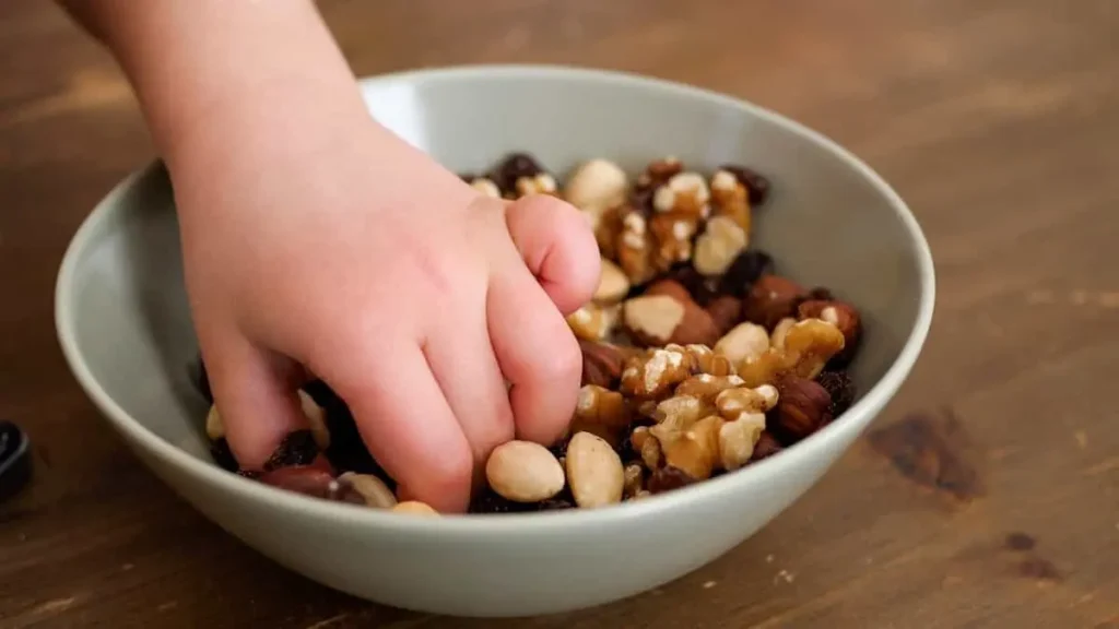 از چه سنی میتوانیم به کودک آجیل بدهیم؟