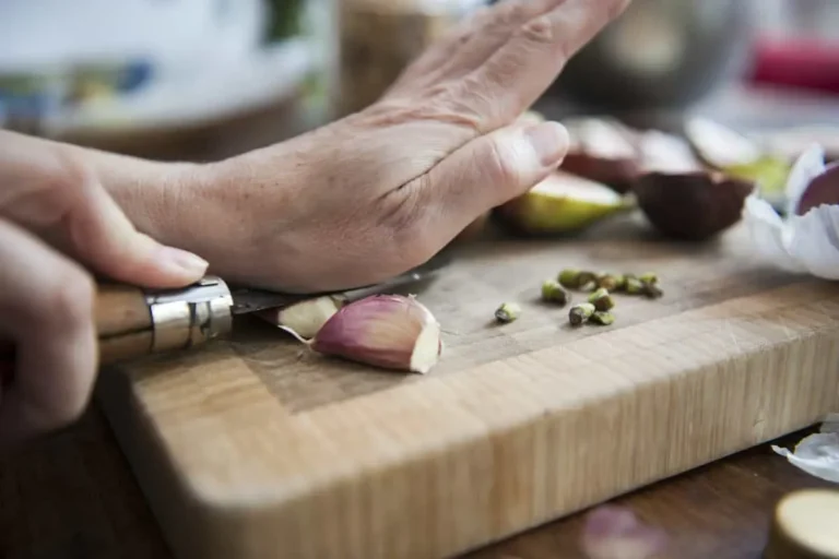 خوردن سیر خام با غذا + مزایا و معایب