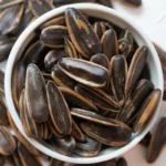 ارتباط تخمه و جوش صورت | آیا تخمه باعث جوش می شود؟