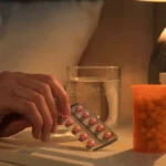 خوردن قرص با آب گرم؛ آیا واقعا خطرناک است یا مفید؟