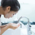 شستن صورت با شامپو بچه مفید است یا آسیب زا؟