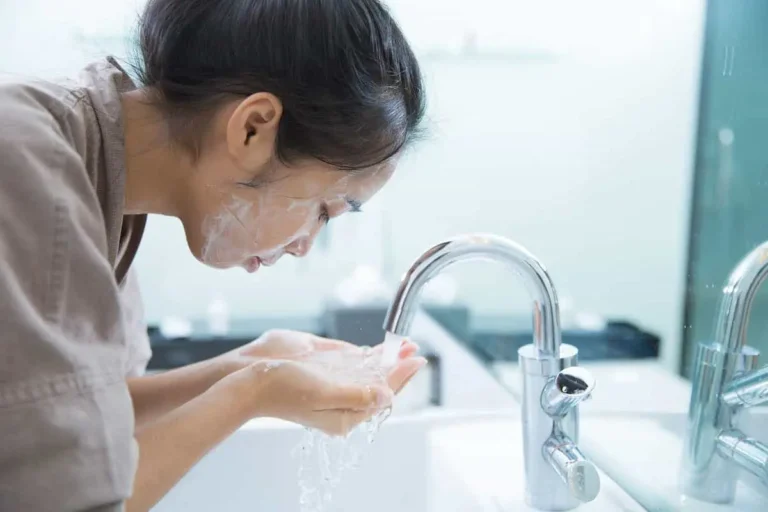 شستن صورت با شامپو بچه مفید است یا آسیب زا؟