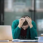 ۵ علامت پنهان که نشان می‌دهند استرس شما بیش از حد است