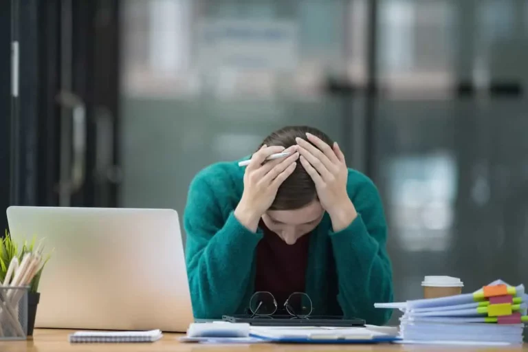 ۵ علامت پنهان که نشان می‌دهند استرس شما بیش از حد است